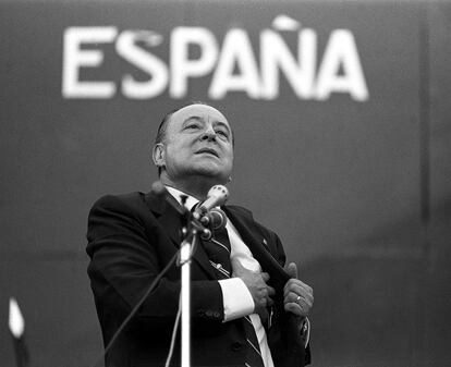 Blas Piñar en la celebración del 18 de julio en la plaza de toros de Aranjuez (Madrid) en 1981.
