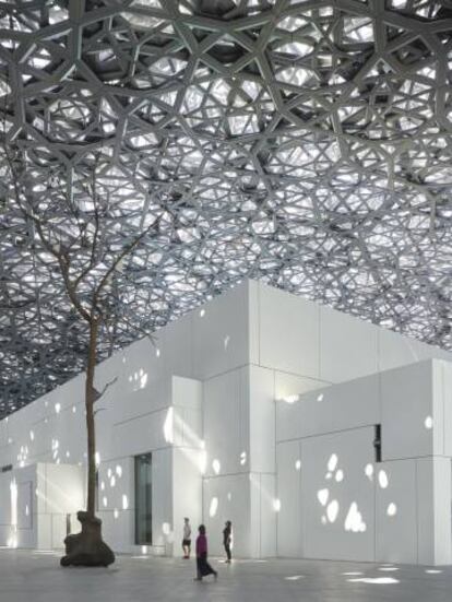 Plaza del nuevo Louvre de Oriente, en Abu Dhabi.