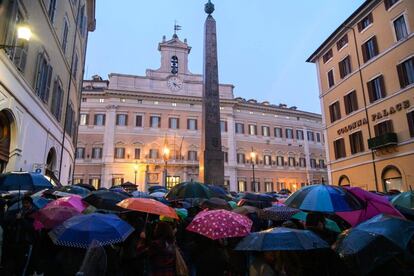 Una multitud se reúne durante una convocatoria de asociaciones locales de derechos humanos, en apoyo a los 47 migrantes varados a bordo del 'Sea Watch 3', frente al Parlamento italiano, en el centro de Roma.