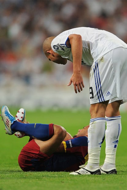 Pepe atiende a Alves tras la entrada que le costó la expulsión.