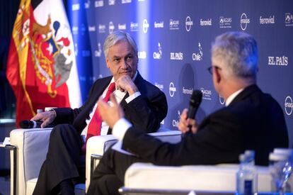 El presidente de Chile, Sebastián Piñera, durante la conversación con el director de la edición de EL PAÍS América, Javier Moreno, ante inversores españoles y una delegación de representantes chilenos.