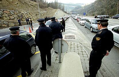 Agentes uniformados de la policía reclamando la documentación a cada uno de los vehículos que ayer entraban en Andorra.