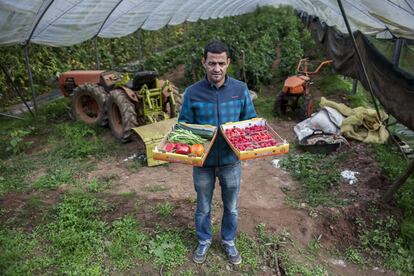 Ahmed muestra parte de los productos que recolecta y comercia.  Por su ejemplo y dedicación ha sido elegido por el ayuntamiento de Oviedo para asistir junto a otros representantes de la ciudad a las jornadas Sociedad civil, alimentación y ciudades sostenibles en Valencia, como preámbulo para la cumbre que acogerá esta ciudad entorno al Día Mundial de la Alimentación, el 16 de octubre, con los municipios que hayan firmado el Pacto de Milán.