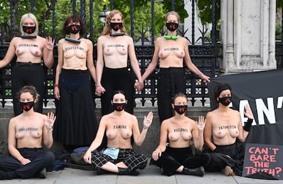 Un grupo de mujeres protesta en 'top-less' frente al Parlamento británico contra el cambio climático, este jueves en Londres.