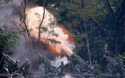 La Armada filipina dispara un cañón para saludar al presidente Rodrigo Duterte en el 120º aniversario del ejército de Filipinas.