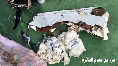 Les Forces Armades van publicar a la seva pàgina oficial de Facebook diverses fotografies de peces de l'avió i d'objectes personals dels passatgers.