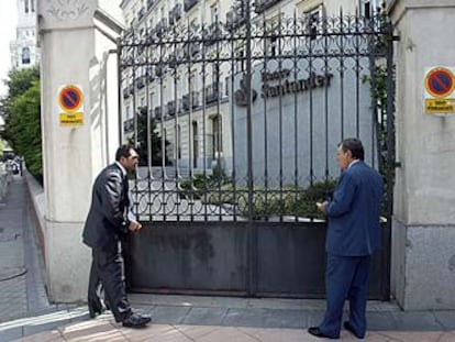Luis Alberto Salazar-Simpson, consejero del grupo Santander, entrando en la sede antes del consejo.