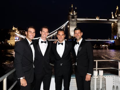 Nadal, Murray, Federer y Djokovic posan sobre el río Támesis.