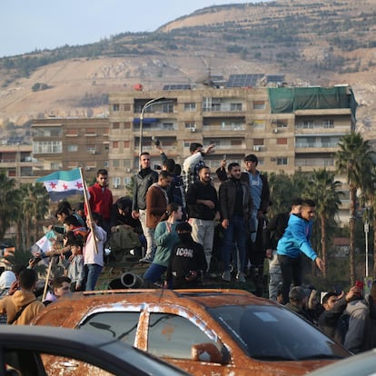 Damascus (Syrian Arab Republic), 09/12/2024.- People celebrate the overthrow of Syrian President al-Assad, at the Umayyad Square in Damascus, Syria, 09 December 2024. Syrian rebels entered Damascus on 08 December 2024 and announced in a televised statement the 'Liberation of the city of Damascus and the overthrow of Bashar al-Assad', as well as the release of all the prisoners. (Siria, Damasco) EFE/EPA/BILAL AL HAMMOUD