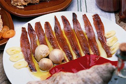 Anchoas del Cantábrico con pimiento asado y ajo.