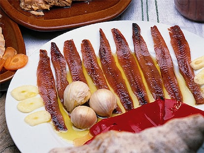 Anchoas del Cantábrico con pimiento asado y ajo.