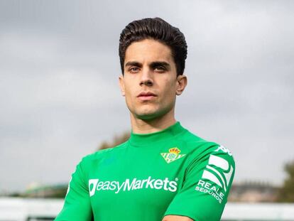 Bartra posa con la camiseta del Betis