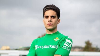 Bartra posa con la camiseta del Betis