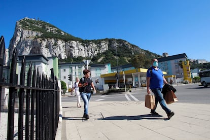 Varias personas caminan por Gibraltar.