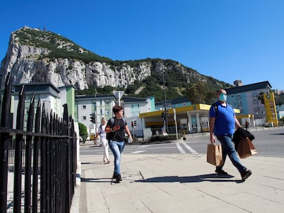 Varias personas caminan por Gibraltar, el pasado 21 de mayo.