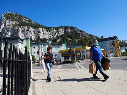 Varias personas caminan por Gibraltar.