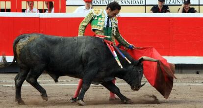 El Cid en su segundo toro este domingo en la plaza de Vista Alegre de Bilbao. 