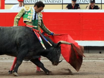 El Cid en su segundo toro este domingo en la plaza de Vista Alegre de Bilbao. 