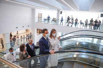 El presidente de la Junta de Andalucía, Juan Manuel Moreno, visita el Hospital Muñoz Cariñanos.
