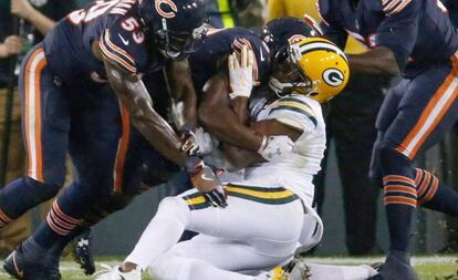 Davante Adams de los Green Bay Packers recibe el impacto de Danny Trevathan en un golpe por el que tuvo que ser hospitalizado en 2017. 