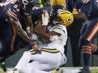 Davante Adams de los Green Bay Packers recibe el impacto de Danny Trevathan en un golpe por el que tuvo que ser hospitalizado en 2017. 