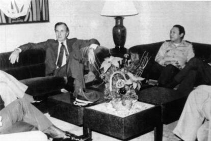 Fotografía tomada de la TV británica Thames en la que se ve a George Bush con el líder panameño Manuel Noriega, el 10 de diciembre de 1983.