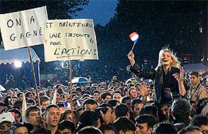 Seguidores de Chirac celebran en las calles de París el triunfo electoral.