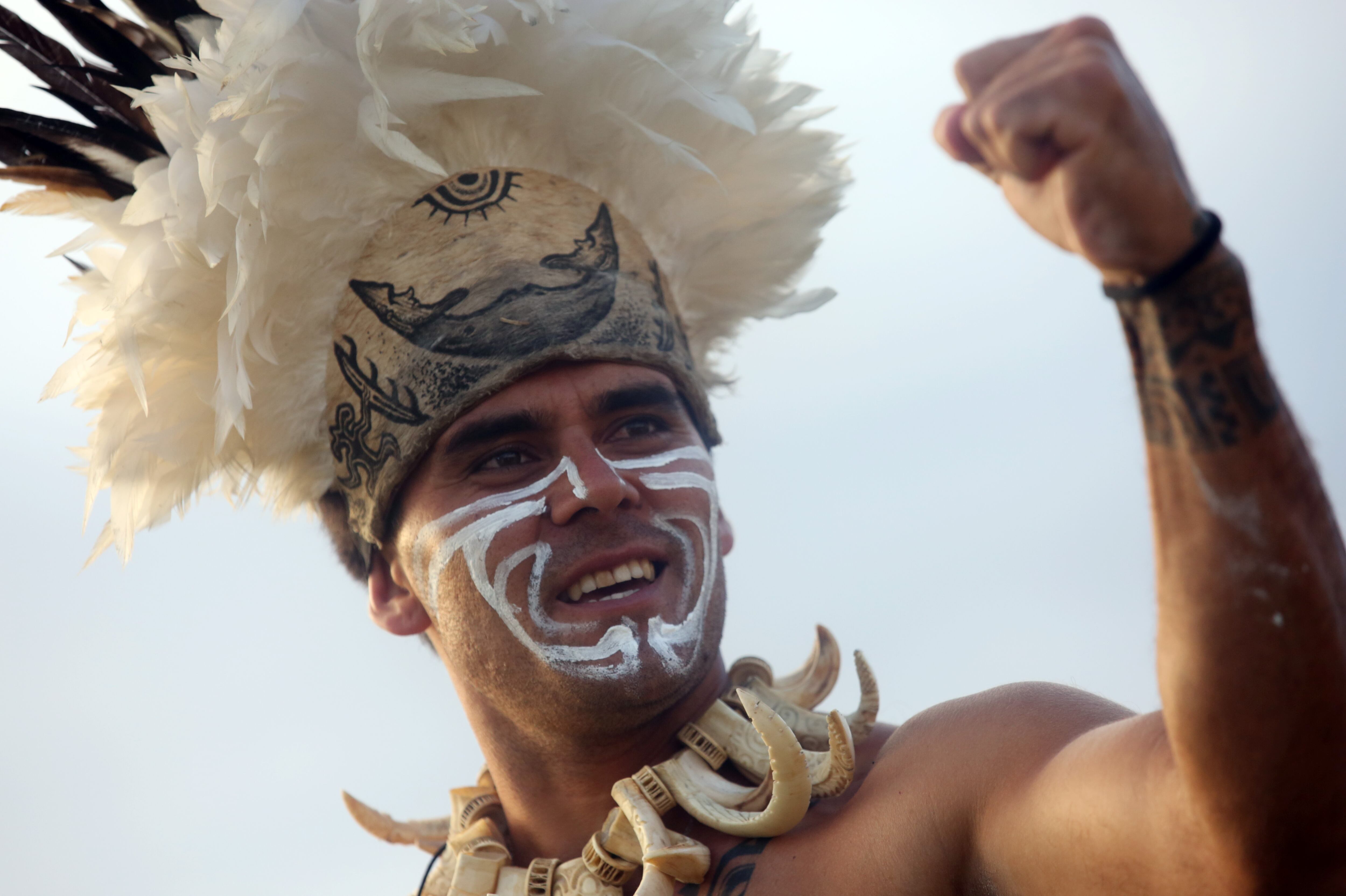 Un habitante de la isla de Pascua en un ritual durante la 'Cumbre de Líderes del Pacífico 2024 por la Protección de los Océanos y el Desafío de la Contaminación del Plástico y Micropláticos de la Región.