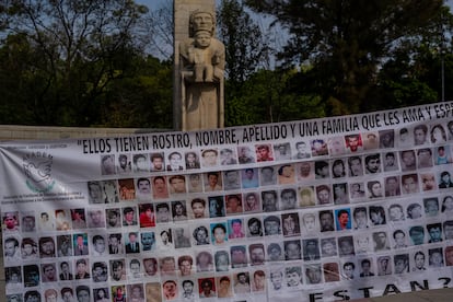 Una pancarta presenta los nombres y rostros de docenas de personas desaparecidos, este 10 de mayo frente al Hemiciclo a Juárez.