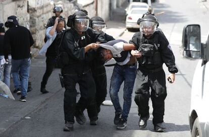 Fuerzas de seguridad israelíes detienen a un manifestante palestino después de los rezos, en la Ciudad Vieja de Jerusalén.