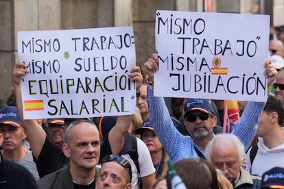 Decenas de personas durante la manifestación, este sábado por el centro de Madrid. 
