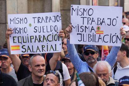 Decenas de personas durante la manifestación, este sábado por el centro de Madrid. 
