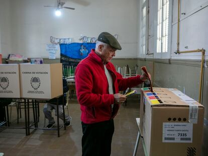 Un hombre emite su voto en un colegio electoral durante las elecciones primarias en Venado Tuerto, Argentina.