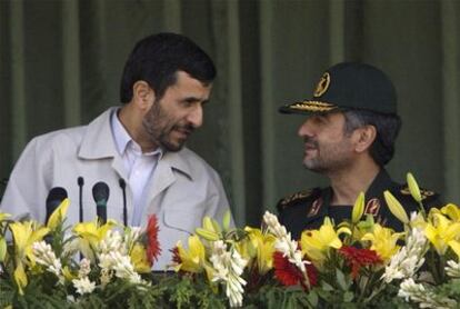 El presidente de Irán, Mahmud Ahmadineyad (izquierda), y el jefe de la Guardia Revolucionaria, Ali Jafari, durante una acto conmemorativo del final de la guerra contra Irak celebrado en Teherán en 2007.