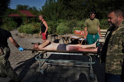 Un militar llega con un balazo en la pierna derecha para ser atendido en un hospital cerca del frente de Zaporiyia, donde el ejército de Ucrania mantiene una contraofensiva desde los primeros días de junio.