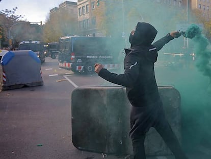 Carga de los Mossos d'Esquadra contra CDR's en Drassanes. 