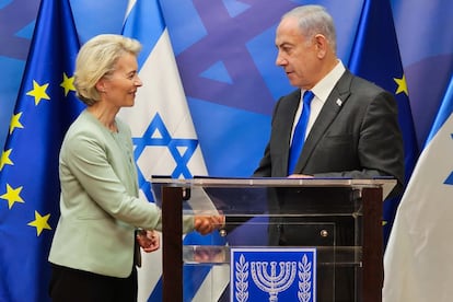 Ursula von der Leyen y el primer ministro israelí, Benjamín Netanyahu, el 13 de octubre en Tel Aviv. 