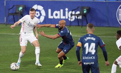 Kroos controla ante Mikel Rico en el partido de este sábado.