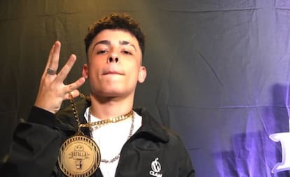 Trueno muestra la medalla de campeón argentino de la competición de freestyle.