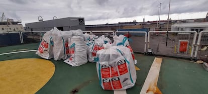 Sacas de amianto retirado del buque 'Petrel', en una imagen cedida por UGT.