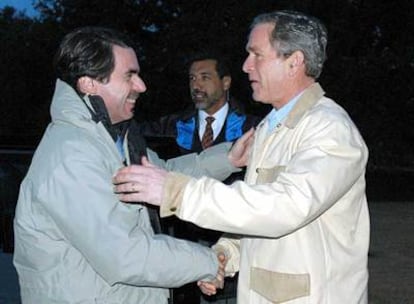 El presidente de EE UU, George W. Bush (a la derecha), saluda a José María Aznar, entonces jefe del Ejecutivo español, en el rancho de Crawford (Tejas) el 22 de febrero de 2003.