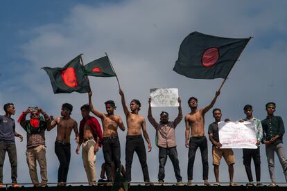 Protesters block Shabagh intersection during protests on August 4 in Dhaka.