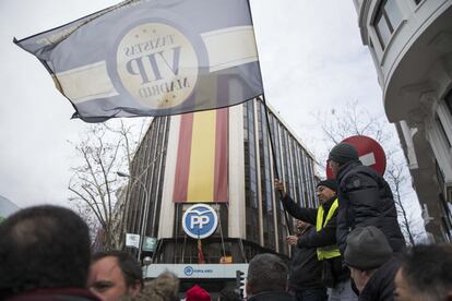 Ya frente a la sede del PP, los taxistas han coreado gritos como "Garrido, escucha, el taxi está en la lucha", o "Garrido, dimisión".