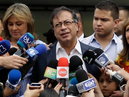 Gustavo Petro habla con la prensa en Bogotá luego de votar en las elecciones de 2018.