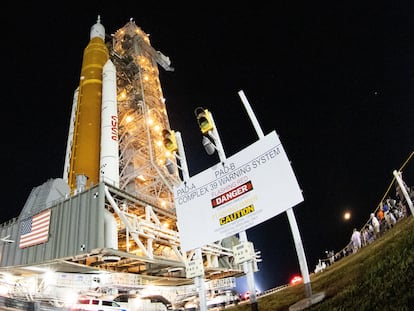 El cohete SLS con la nave Orion, preparado para el lanzamiento en Cabo Cañaveral, Florida.