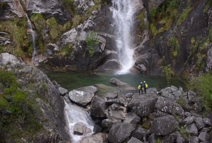 Dos miembros del equipo de rescate de la Guardia Civil de Trives, junto a la poza situada al pie del tramo de cascada del río Fecha.