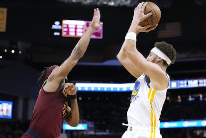 Klay Thompson, en el partido de su reaparición, entre Golden State y Cleveland, lanza ante la oposición de Lamar Stevens.