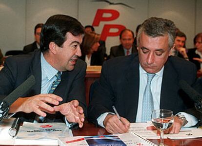 Tras diez años como secretario general del PP, en enero de 1999 deja el testigo a Javier Arenas. Poco antes de que su relevo se oficializara en el Congreso Nacional del partido, Álvarez Cascos había afirmado que aceptaría cualquier propuesta de José María Aznar, "de vicepresidente, de ministro o de balonero si se decide crear un equipo de fútbol". Con su salida de la secretaría general, comienza su progresiva marginación en el Gobierno, cocinada personalmente por José María Aznar para paliar la imagen negativa que arrojaba el Ejecutivo.