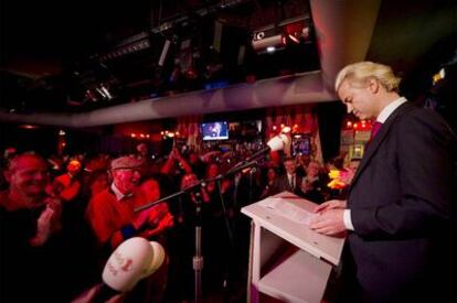 El líder del Partido por la Libertad, Geert Wilders, celebra con simpatizantes la victoria en las municipales, el miércoles en Almere.