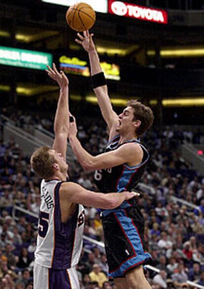 Gasol lanza a canasta ante un jugagador de los Suns.